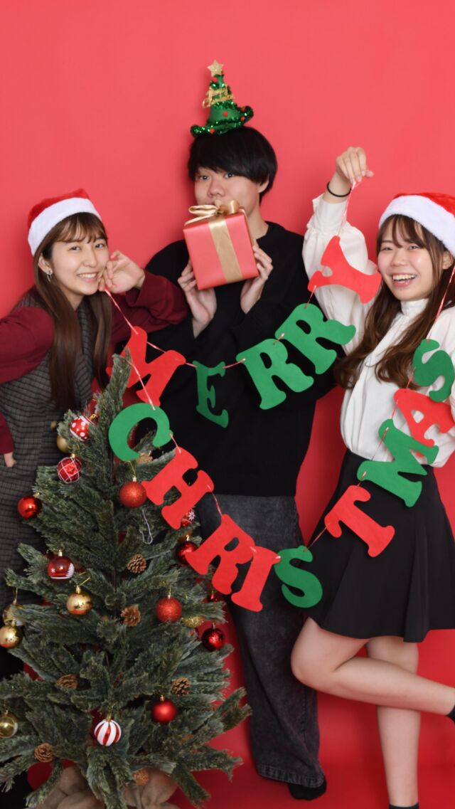 セルフ写真館/フォトスタジオ 𝖦𝖫Ü𝖢𝖪【グルック】
🎄 𝑪𝒉𝒓𝒊𝒔𝒕𝒎𝒂𝒔 𝑷𝒉𝒐𝒕𝒐 🎄
ひと足先にクリスマス気分🎅🎈

\\ 期間限定‼︎ //
❤️あかいろ背景が無料‼︎❤️

通常は白い壁をバックに撮影を行いますが、ご希望の方はあかいろ背景を選択することができます（無料です！）

あかいろ背景＋通常の白い壁の両方をご利用できます。あかいろ背景のみでもOK!!
※ご来店後あかいろ背景に変更も可能です！

【ご利用できるプラン】
🎈セルフフォト15分撮り放題
🎈セルフフォト40分撮り放題
🎈学割セルフフォト
🎈セルフ撮影＋カメラマン撮影

⌒⌒⌒⌒⌒⌒⌒⌒⌒⌒⌒⌒⌒⌒⌒⌒⌒⌒⌒⌒⌒⌒⌒⌒⌒⌒⌒⌒⌒

予約フォームより、【オプションの選択】から【あかいろ背景】を選択してください

※背景紙のセッティングにお時間をいただきます事をご了承ください。

クリスマスや年賀状、バレンタイン撮影にぴったり!!
期間限定のあかいろ背景でセルフ写真を思いっきり楽しんでください❤️

期間 : 2月14日まで

⌒⌒⌒⌒⌒⌒⌒⌒⌒⌒⌒⌒⌒⌒⌒⌒⌒⌒⌒⌒⌒⌒⌒⌒⌒⌒⌒⌒⌒

詳細はプロフィール欄からホームページへ🔝

その他の投稿はこちら▶︎ @gluck_photostudio 

••┈┈┈┈┈┈┈••••┈┈┈┈┈┈┈••••┈┈┈┈┈┈┈••

 #セルフ写真館 #セルフ写真館グルック #セルフフォトスタジオグルック #セルフ写真館広島 #広島セルフ写真館 #フォトスタジオ広島 #広島写真館 #写真館広島 #セルフフォトスタジオ  #広島おでかけ #クリスマスフォト